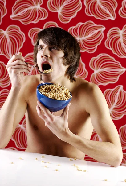 Hombre Desayunando Cereales — Foto de Stock