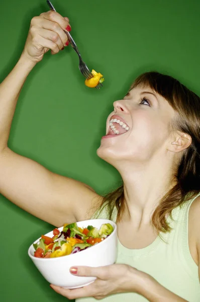 Femme Dégustant Bol Salade — Photo