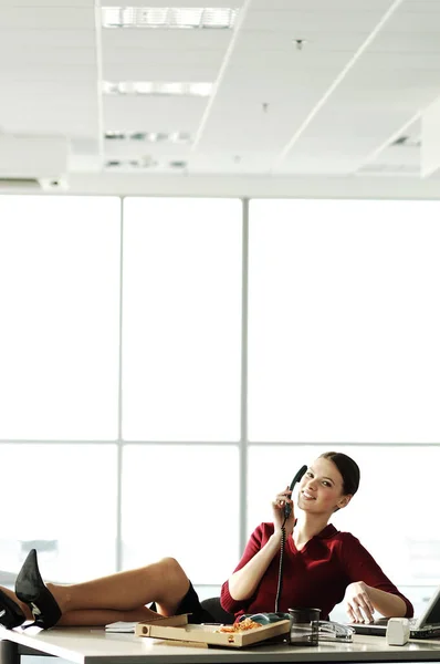 Femme Affaires Parlant Téléphone Avec Les Pieds Sur Table — Photo