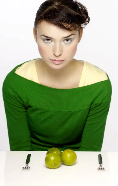 Kvinna Förbereder Sig För Att Äta Lime — Stockfoto