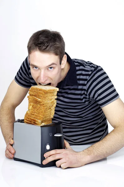 Homem Tentando Comer Uma Pilha Torradas — Fotografia de Stock