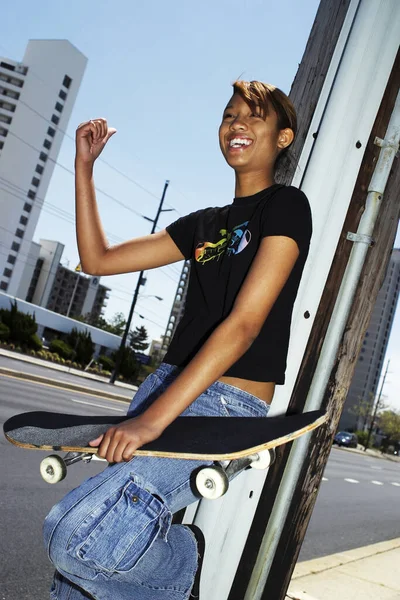 Vrouw Met Skateboard Aan Kant Van Weg Met Een Liftbord — Stockfoto