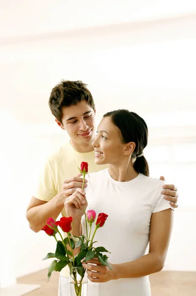 Pareja Con Jarrón Rosas — Foto de Stock