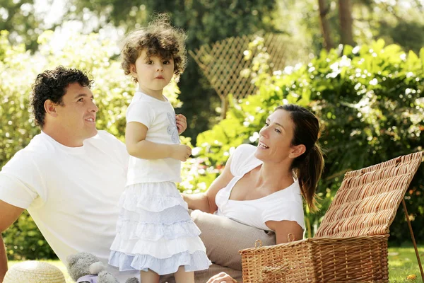 Föräldrar Och Dotter Picknick Parken — Stockfoto