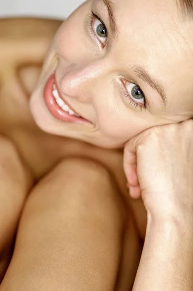 Žena Usmívá Kamery — Stock fotografie