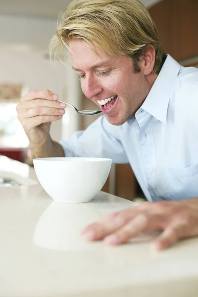 Hombre Comiendo Tazón —  Fotos de Stock