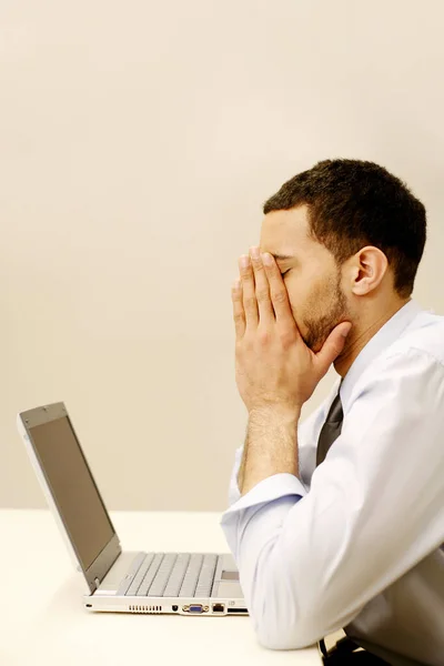 Cansado Hombre Negocios Con Exceso Trabajo Portátil — Foto de Stock