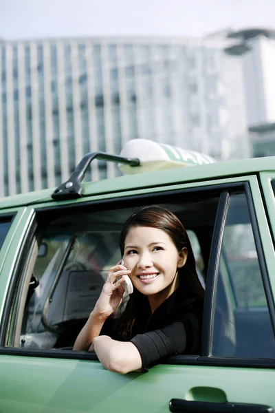 女商人在出租车上用手机交谈 — 图库照片