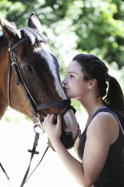 Jonge Vrouw Zoenen Paard — Stockfoto