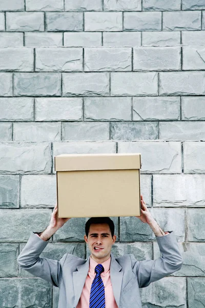 Adamı Kafasında Bir Kutu Taşıyor — Stok fotoğraf
