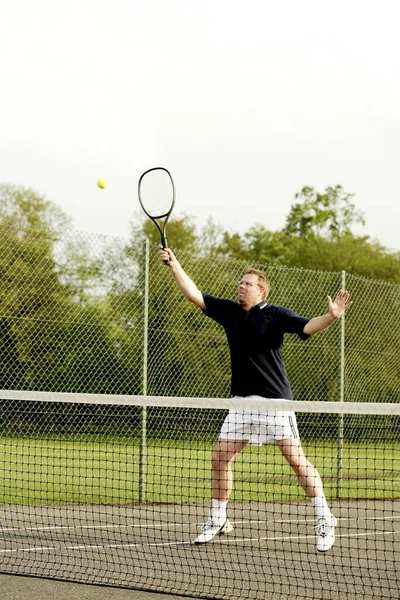 テニスコートでテニスをする男 — ストック写真