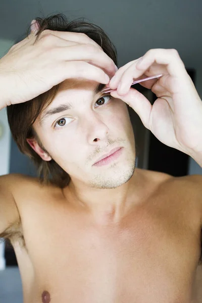 Man Grooming His Eyebrow — Stock Photo, Image