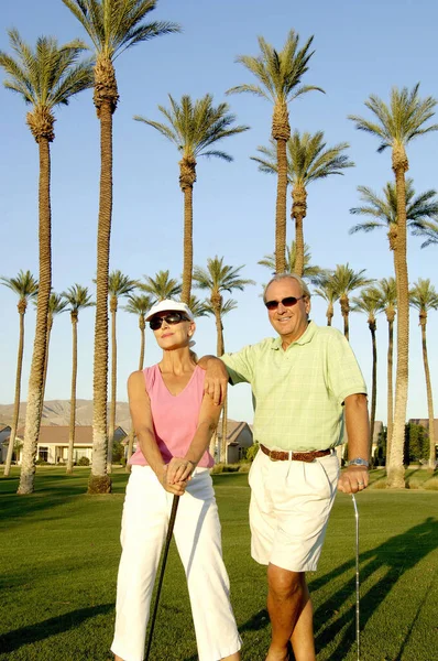 Pareja Posando Campo Golf — Foto de Stock