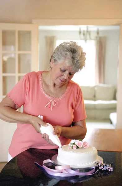 Ηλικιωμένη Γυναίκα Βάζει Κερασάκι Τούρτα — Φωτογραφία Αρχείου