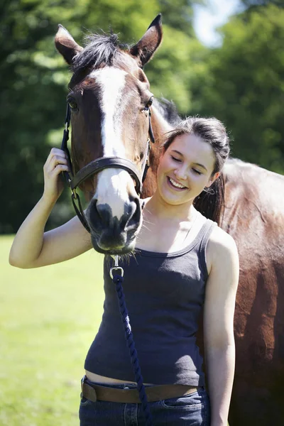 Vrouw Poseren Met Haar Paard — Stockfoto
