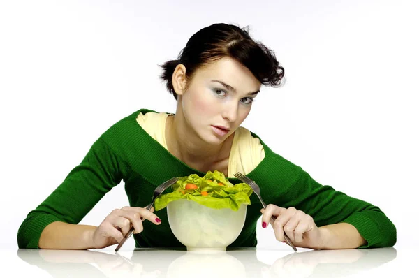 Mulher Comendo Uma Tigela Salada — Fotografia de Stock