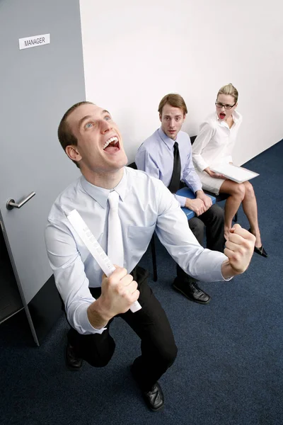 Överlycklig Affärsman Efter Att Passerat Anställningsintervju — Stockfoto