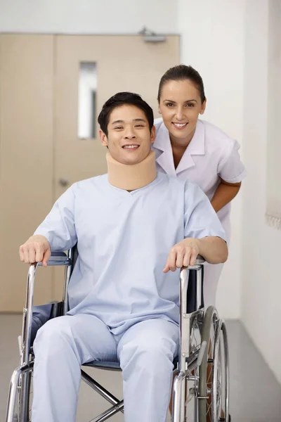 Enfermeira Empurrando Paciente Cadeira Rodas — Fotografia de Stock