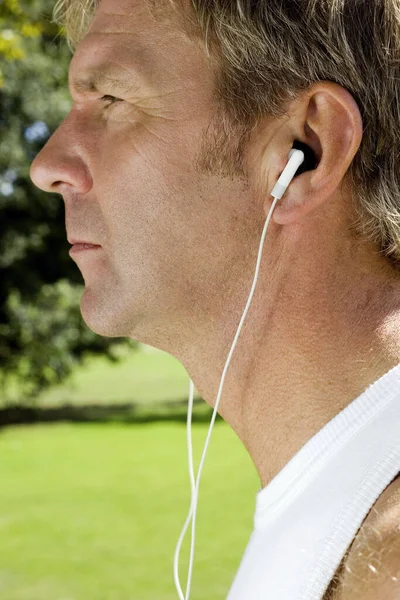 Man Die Naar Muziek Luistert Mp3 — Stockfoto