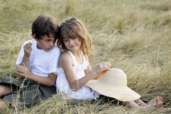 男の子と女の子の後ろに座って — ストック写真