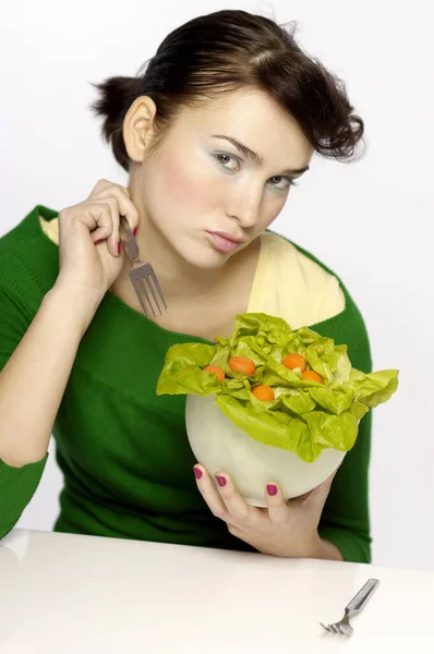 吃沙拉的年轻女人 — 图库照片