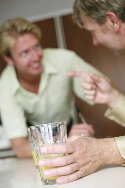 Homens Conversando Sobre Copo Suco Laranja — Fotografia de Stock