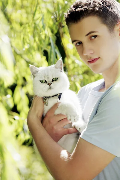 Hombre Posando Con Gato Blanco — Foto de Stock