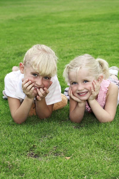 Zwei Mädchen Lächeln Park — Stockfoto