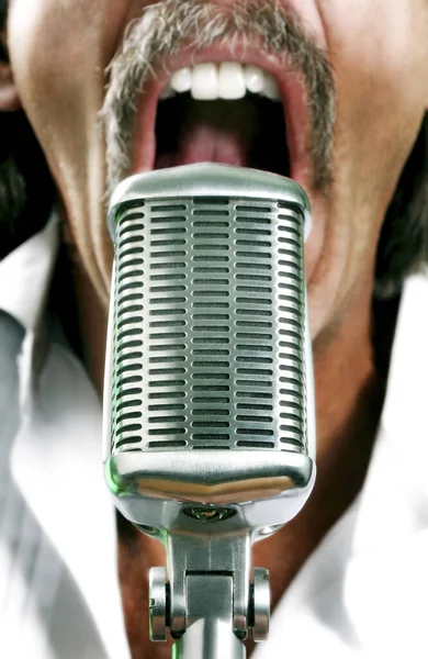 Homme Criant Dans Microphone — Photo