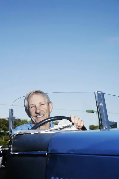 Starszy Mężczyzna Podróżujący Samochodem — Zdjęcie stockowe