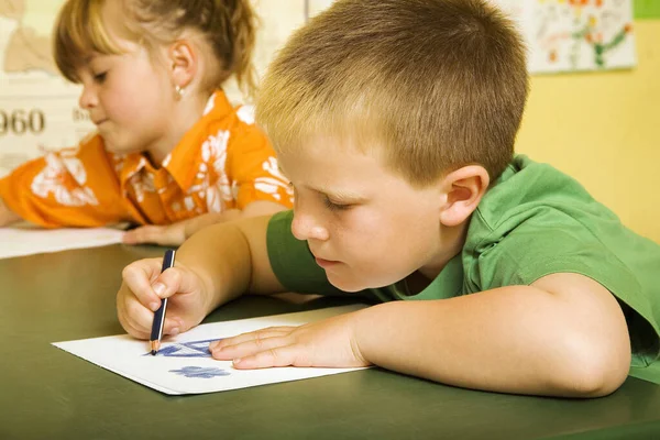 Kinder Malen Klassenzimmer — Stockfoto