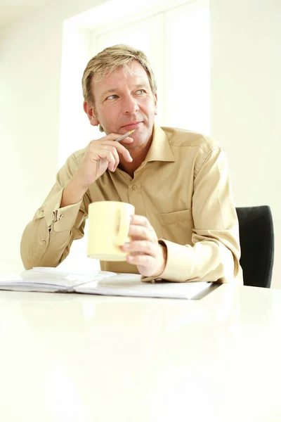 Hombre Mirando Través Algunos Trabajos Papel — Foto de Stock