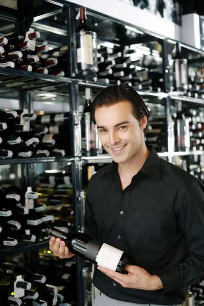 Homem Segurando Uma Garrafa Vinho — Fotografia de Stock