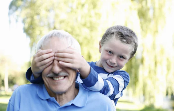 Chłopiec Zakrywający Oczy Dziadka — Zdjęcie stockowe
