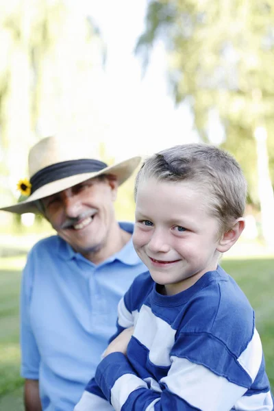 公園の祖父と孫は — ストック写真