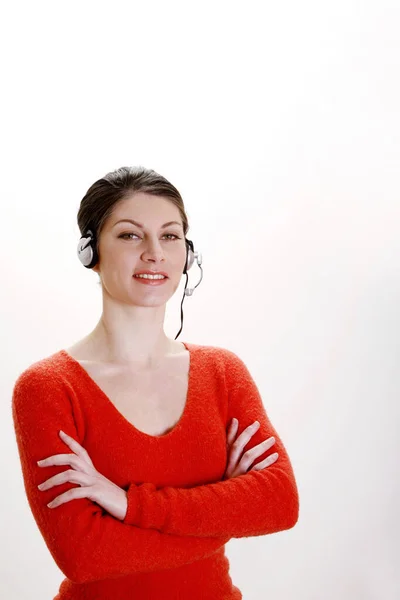 Geschäftsfrau Faltet Die Arme Während Sie Mit Dem Headset Spricht — Stockfoto