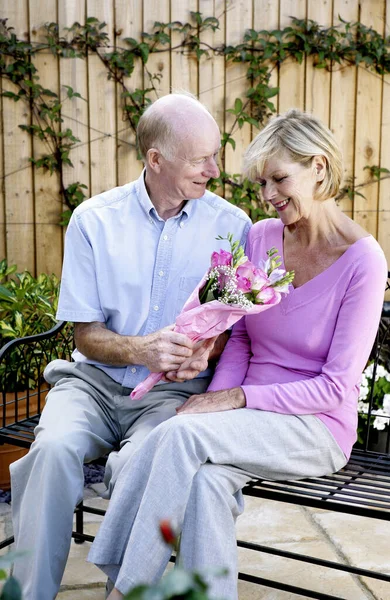 Starší Muž Dává Své Ženě Kytici Květin — Stock fotografie
