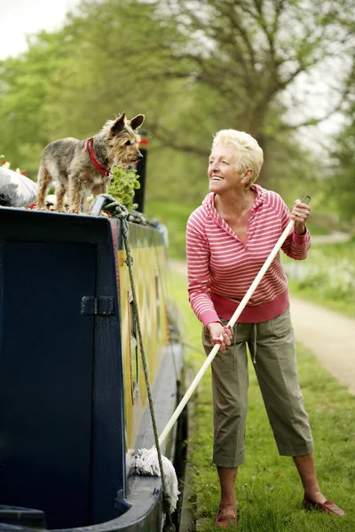 Старшая Женщина Смотрит Свою Собаку Моет Свой Плавучий Дом — стоковое фото