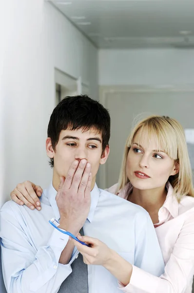 Empresaria Ofreciendo Colega Cepillo Dientes — Foto de Stock