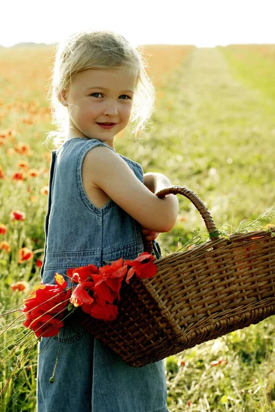 女の子の花のバスケットを運ぶ — ストック写真
