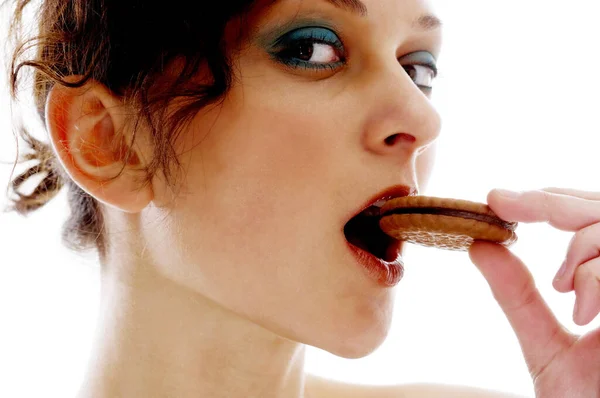 Młoda Kobieta Jedząca Ciasto Czekoladowe — Zdjęcie stockowe