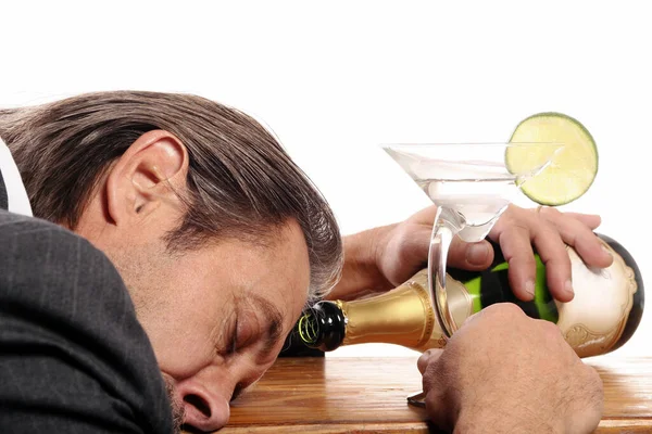テーブルの上で寝てる酔っぱらいのビジネスマン — ストック写真