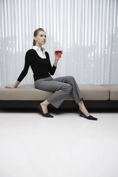 Vrouw Formele Kleding Met Een Glas Wijn Haar Hand — Stockfoto