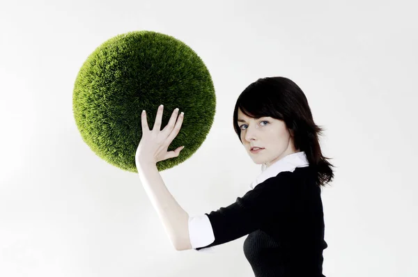 Zakenvrouw Met Een Grasbal — Stockfoto