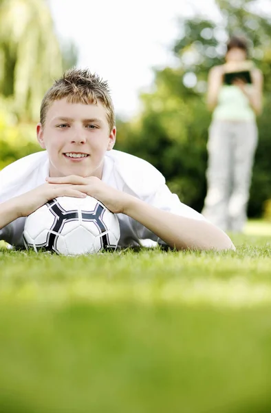 Niño Acostado Sobre Hierba Con Barbilla Apoyada Una Pelota Fútbol —  Fotos de Stock