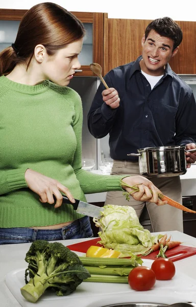 Bir Çift Mutfakta Yemek Pişirirken Tartışıyor — Stok fotoğraf