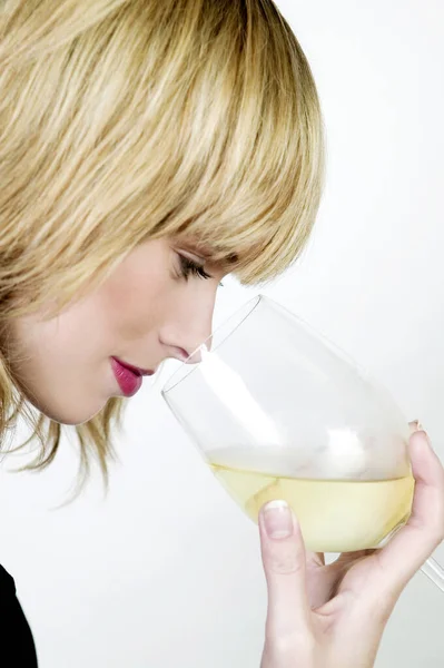 Mujer Disfrutando Una Copa Vino —  Fotos de Stock