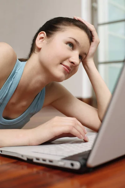 Mujer Acostada Suelo Usando Laptop — Foto de Stock