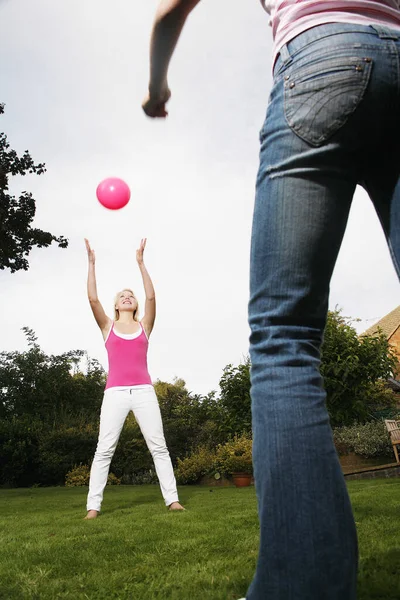 Meninas Tendo Jogo Bola — Fotografia de Stock