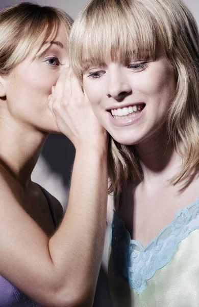 Duas Mulheres Sorridentes Fofocando — Fotografia de Stock